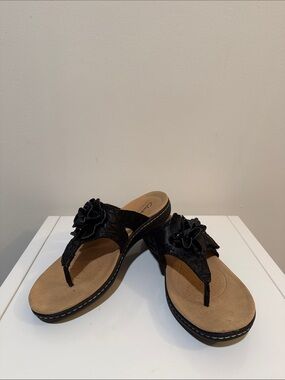 Clarks Women's  Black Laurieann Gema Thong Sandals Size 9